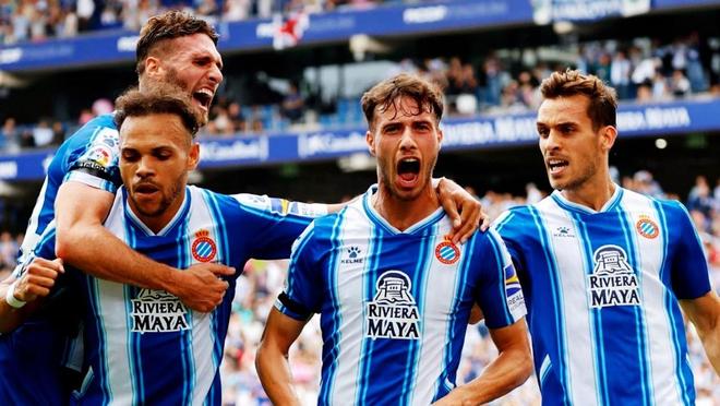 《剑星》体模申才恩新美图赏：肌肤白皙眼神勾人！